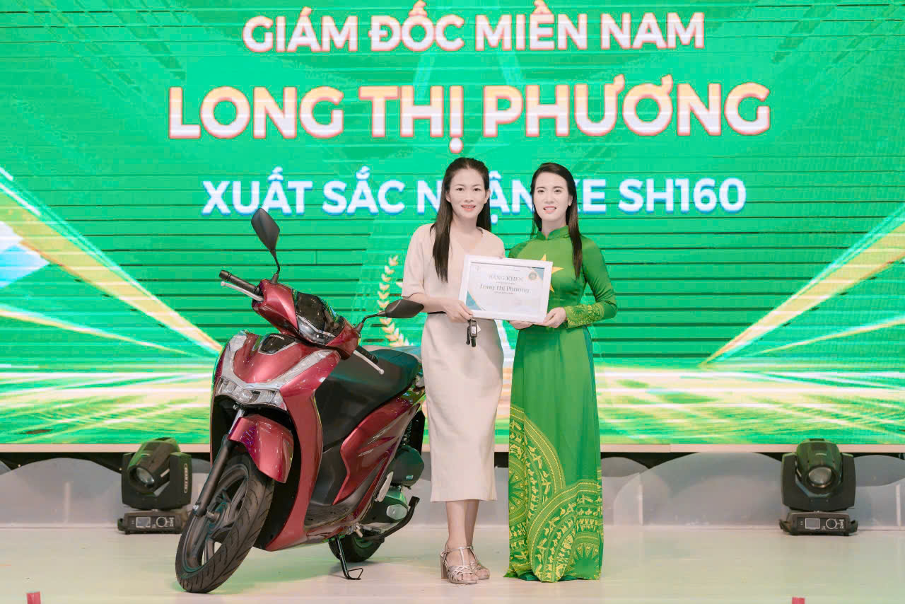 CHÚC MỪNG GIÁM ĐỐC MIỀN NAM LONG THỊ PHƯƠNG NHẬN XE 